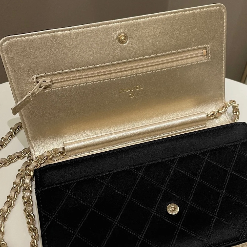 Chanel Quilted Wallet On Chain - Picture 8 of 11